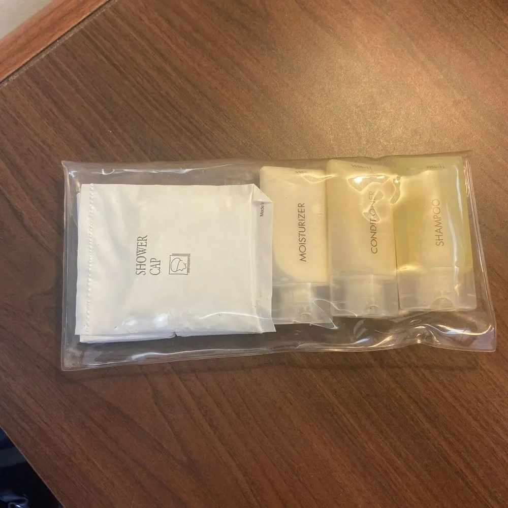 Hotel New Yorker Vintage Style Travel Toiletries Bath Set-Shampoo Soap‎ Lotion
